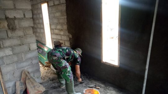 RTLH Pak Arifin Dalam Tahap Plesteran Oleh Satgas TMMD 106 Malang Batu