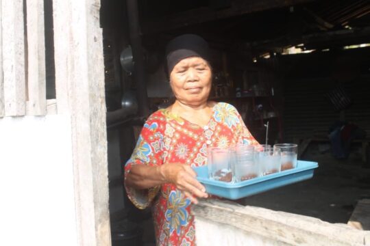 Kopi Mbah Suwarni, Semangati Satgas TMMD dan Warga Saat Rehab RTLH Warga Tak Mampu