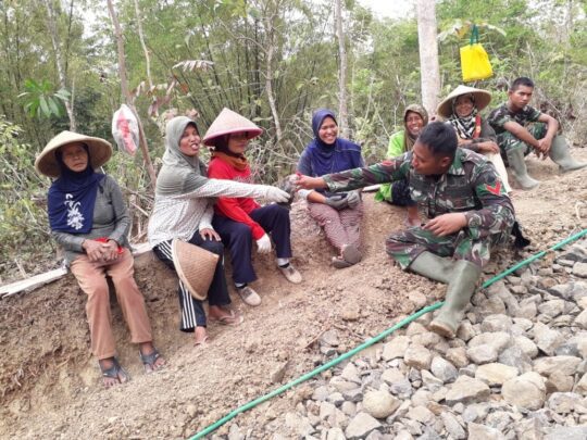 Keakraban Satgas TMMD dengan Warga, Makin Hangat Saja