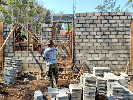 PEMASANGAN BATAKO RTLH MBAH PAINEM DI KEBUT