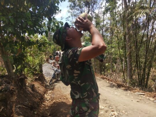 Kelapa Muda Obat Dahaga Anggota Satgas TMMD 106
