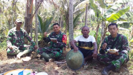 Komandan SSK Ikut Makan Siang Bersama di Lokasi TMMD