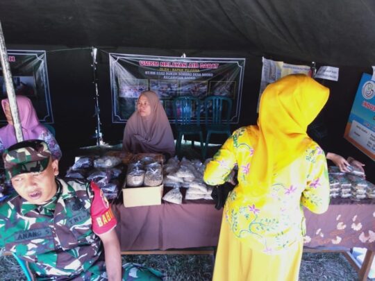 Ikon Desa Sooko “Nelayan Air Darat” Pamerkan Produksinya Dalam Rangkaian Upacara Pembukaan TMMD