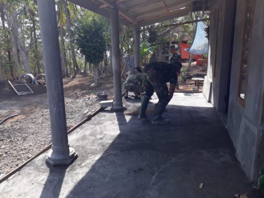 Rapikan Teras RTLH di Lokasi TMMD 106 Kodim 0818 Malang Batu