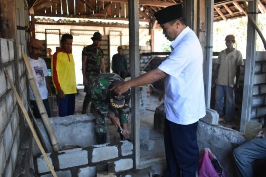 Kebersamaan dan Kekompakan Tetap Nampak Antara Satgas TMMD dan Masyarakat