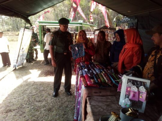 Pak Tentara Bangga dengan Hasil Batik Tulis Milik Warga yang Berada di Stand