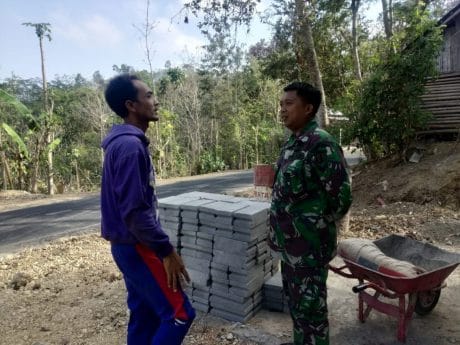 SERSAN KEPALA HERI MEMBAUR BERSAMA MASYARAKAT DESA DONOMULYO