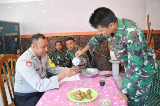 Kopi Hangat untuk Bak Bhabinkamtibmas Brigadir Murbito