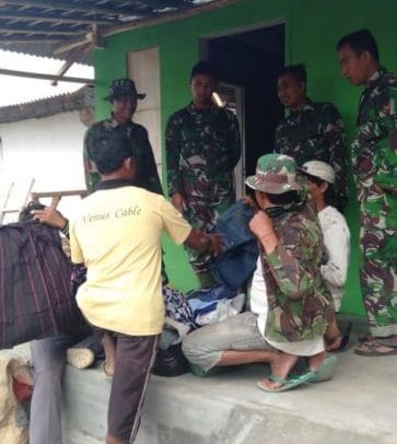 Pembagian Baju Layak Pakai Satgas TMMD