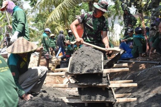 Hari Libur, Satgas TMMD Kodim Malang Tetap Aktivitas
