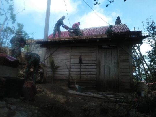 Cuaca Panas Tidak Mengurai Mental Satgas TMMD 106 Kodim 0818 dalam pemasangan genteng