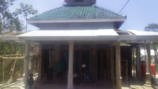 PEMASANGAN ATAP MUSHOLA AL ASHAR