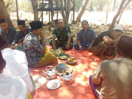 SUKSESKAN PEMBANGUNAN RTLH TMMD Ke – 106 SATGAS MELAKSANAKAN KOMSOS BERSAMA WARGA