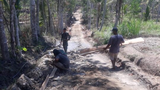Satgas TMMD 106 Malang Batu mengerjakan rabat jalan penghubung dua dusun