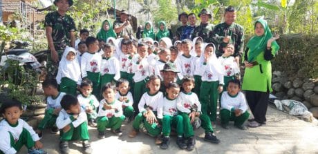 Puluhan Anak-Anak TK Ucapkan Selamat HUT ke-74 TNI di Lokasi TMMD ke-106
