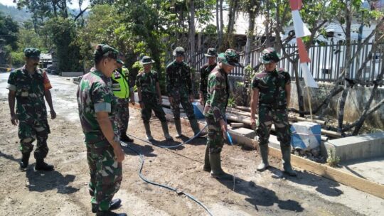 Warga Sooko Bersama Anggota TNI Nikmati Kebersamaan Dalam TMMD ke 106