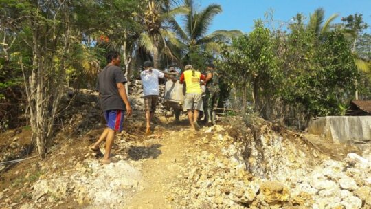 SATGAS DAN WARGA KOMPAK ANGKAT GORONG GORONG JAMBANISASI MILIK WARGA KEDUNGSALAM