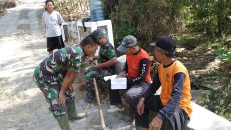Pastikan Pekerjaan Talud Sesuai Dengan Bestek, Anggota Satgas TMMD ke-106 Terangkan Tehnik Pekerjaan