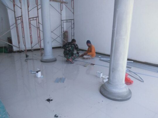 Tahap Akhir Pembangunan, Anggota Satgas TMMD ke 106 Bersama Warga Pasang Instalasi Listrik Masjid Al Huda