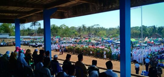 RATUSAN PESERTA UPACARA PENUHI LAPANGAN DI ACARA HARI SANTRI NASIONAL