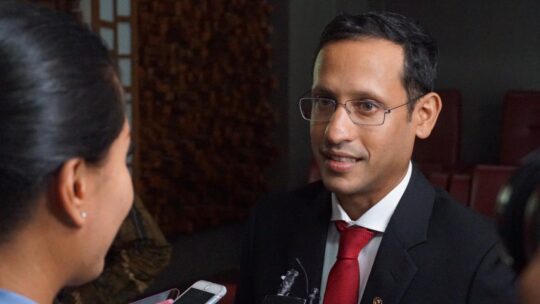 Hari Pertama Menjabat, Mendikbud Nadiem Makarim Tinjau Lingkungan Gedung Kemendikbud