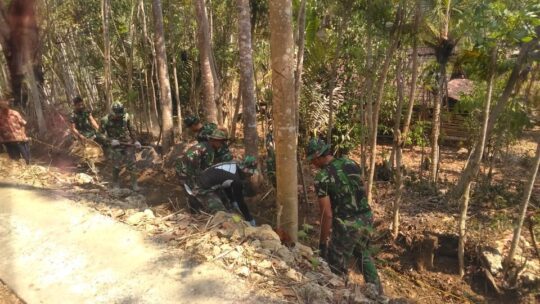 Anggota Satgas TMMD 106 Kodim 0818 Malang Batu Serbu Saluran Irigasi