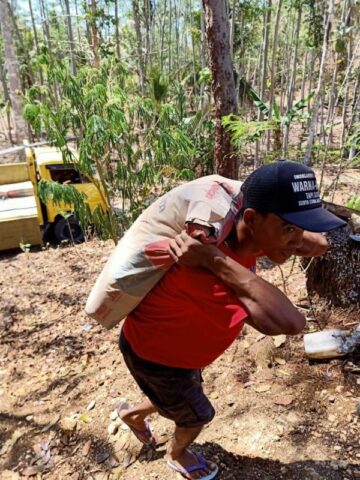 TETAP SEMANGAT SAAT DISTRIBUSI LOGISTIK TMMD 106 KODIM 0818/KAB MALANG