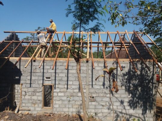 Satgas TMMD 106 Pasang Usuk Rumah Pak Arifin