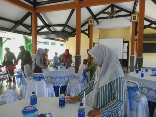 Tak Mau Ketinggalan, Anggota Persit KCK Ranting 19 Koramil 0802/18 Pun Membantu Kesuksesan TMMD ke-106