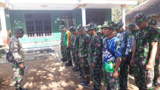 MASYARAKAT DAN SATGAS TMMD BERDO’A BERSAMA TANPA MENENGOK PERBEDAAN AGAMA DI APEL PAGI SEBELUM BEKERJA