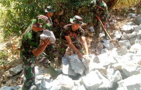 Walau Harus Mandi Peluh, Anggota Yonif 511/DY Tetap Semangat Bangun Talud Untuk Warga Desa Sooko