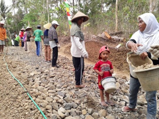 Lihatlah, Balita pun Ikuti Kerja Bakti TMMD 106 Kodim Cilacap