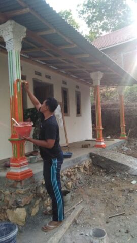MEMPERCANTIK RUMAH BAPAK ZAENAL, TMMD REG KE 106 KODIM 0818 MALANG-BATU