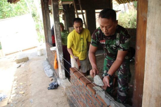 Pasang Bata RTLH, Satgas TMMD dan Warga Desa, Bernyanyi Lagu Dangdut