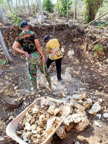 Satgas TMMD 106 Kodim 0818 Cari Batu Kapur untuk Timbun Halaman Rumah
