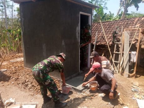 Satgas TMMD Bangun Jamban untuk Masyarakat Kurang Mampu