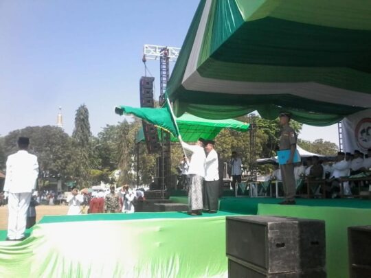 Bupati Pacitan Bersama Warga, Peringati Hari Santri Nasional Di Alun-Alun Pacitan.