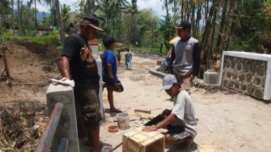Slamet dan Sapingi Bertugas Membuat Cetakan Pembatas Jalan Sasaran Talud TMMD ke 106