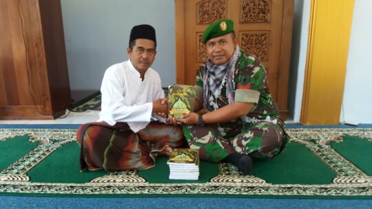 KEGIATAN NON FISIK, PEMBERIAN BUKU IQRA’ KE TPQ AL KAROMAH , TMMD REG KE 106 KODIM 0818 MALANG-BATU
