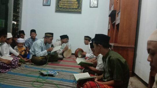 SHOLAWATAN DIRUMAH WARGA MEWARNAI TMMD REG KE 106 KODIM 0818 MALANG-BATU