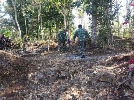 Kondisi Jalan Naik Turun Tak Menyurutkan Semangat Satgas