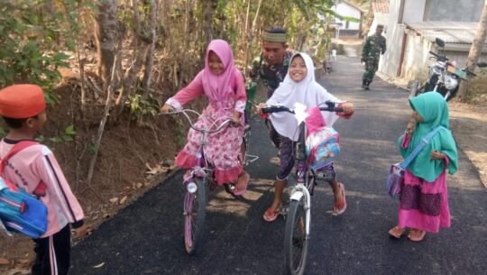 Anak-anak Desa Cilibang, Bersepeda di Jalan Aspal Baru Goda Anggota Satgas TMMD 106 Kodim Cilacap