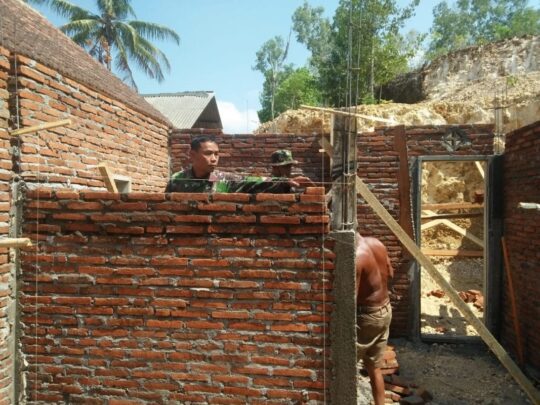 Sertu Imam Ropingi Anggota Koramil 0818/11 Donomulyo sebagai Tukang RTLH pada TMMD 106