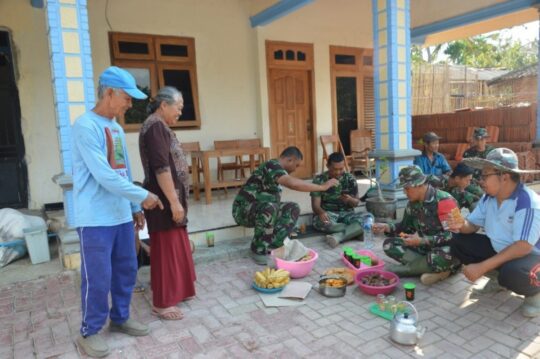 Koptu Agus Terima Sesisir Pisang Dari Kateno