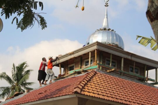 Kubah Masjid Al Huda Selesai Dipasang Anggota Satgas TMMD ke 106