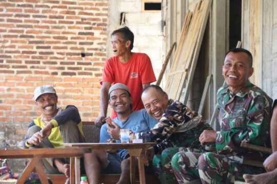 Natural, Kedekatan Anggota Satgas TMMD ke 106 Dengan Warga Masyarakat Desa Sooko