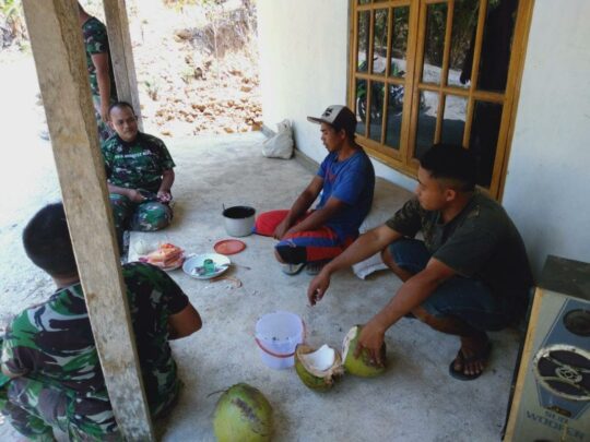 Cuaca Panas, Istirahat Siang Anggota Satgas TMMD ke 106 Disuguhan Kelapa Muda