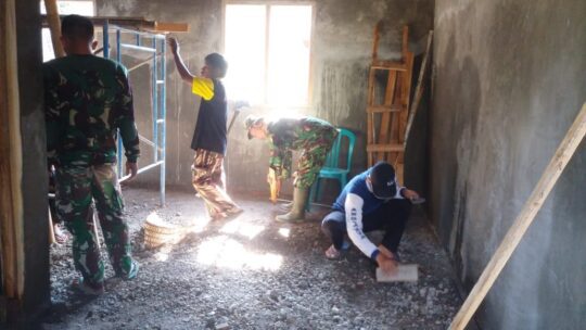 Sebelum Dipasang Keramik, Lantai Rumah Mbah Plendik Dirabat Beton