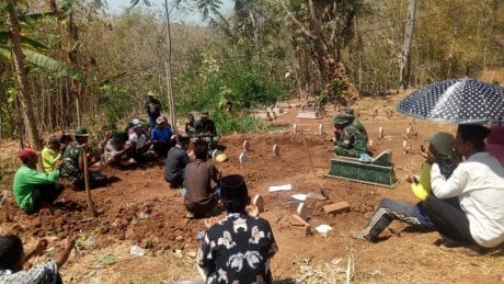 Khusuk Berdoa, Anggota Satgas TMMD ke-106 Kodim 0802 Turut Doakan Almarhum Bapak Sarju di Pemakaman