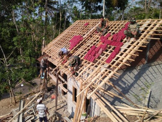 NAMPAK BAHAGIA KELUARGA BAPAK ISMANTO LIHAT RUMAHNYA SUDAH TERTUTUP GENTENG PINK